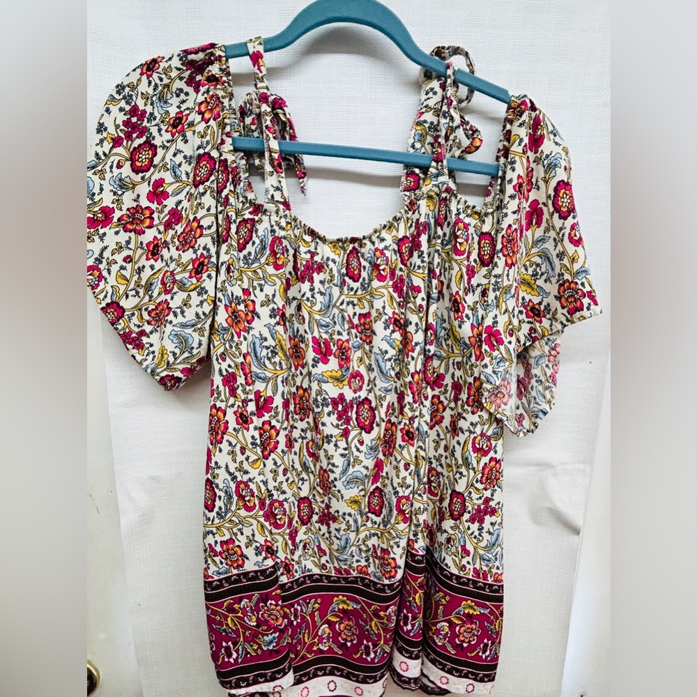 Blouse, women plus, short sleeve with shoulder ties. NWOT. SHEIN curve 4x.